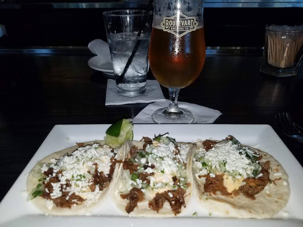 Summit Grill | restaurant | 520 W 75th St, Kansas City, MO 64114, USA | 8163619788 OR +1 816-361-9788