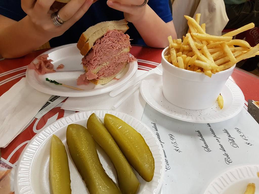 Wolfies deli | restaurant | 670 Sheppard Ave W, Toronto, ON M3H 2S5, Canada | 4166389653 OR +1 416-638-9653