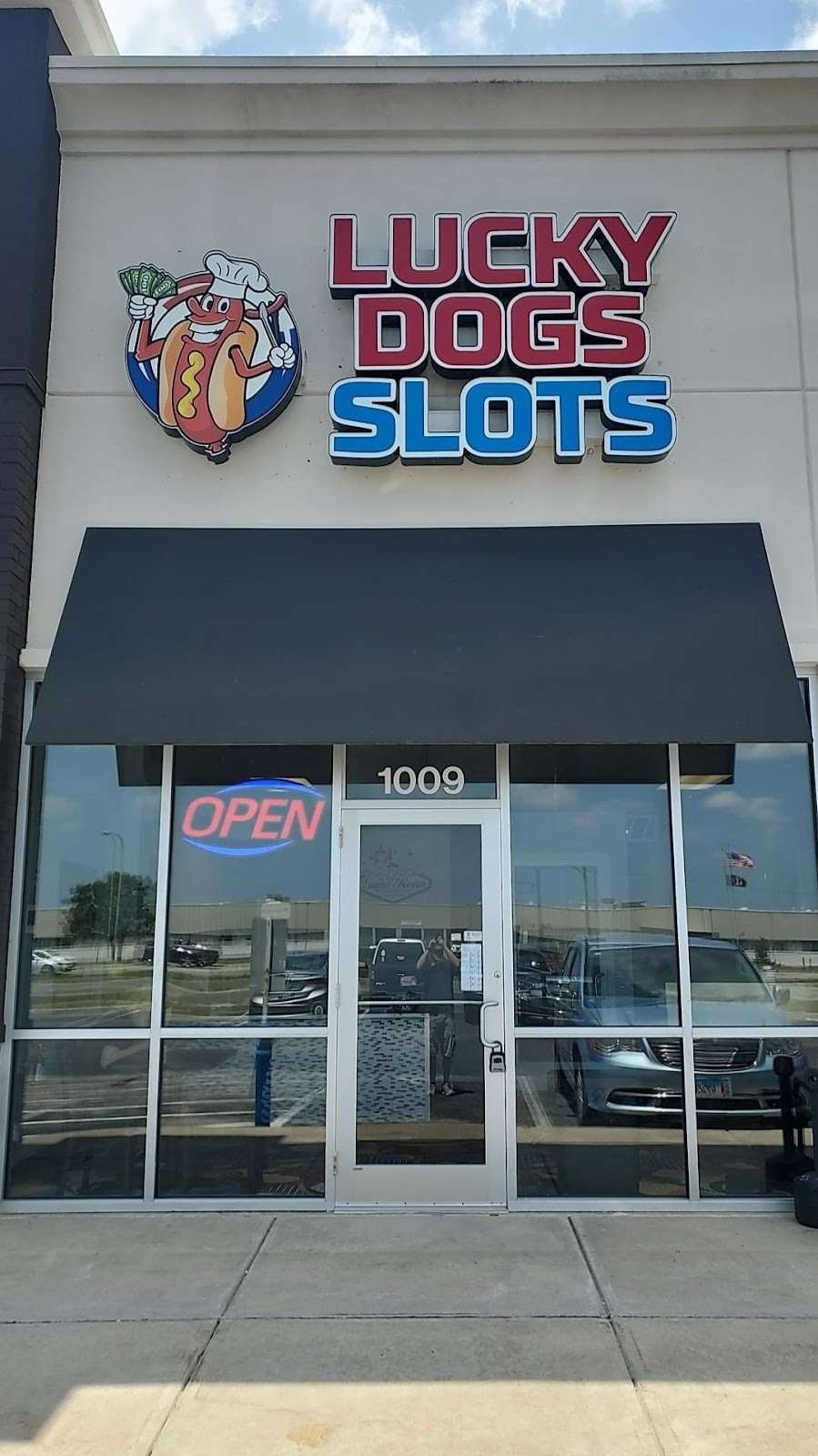 Lucky Dogs | restaurant | 1009 Charleston Ave E, Mattoon, IL 61938, USA | 2176006066 OR +1 217-600-6066