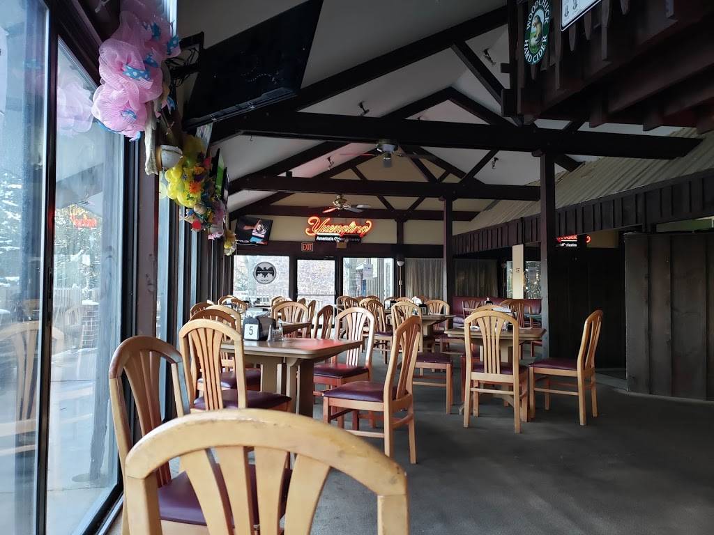 Divots Bar & Grill | restaurant | 12 Village Center Dr, Reading, PA 19607, USA | 6107756575 OR +1 610-775-6575