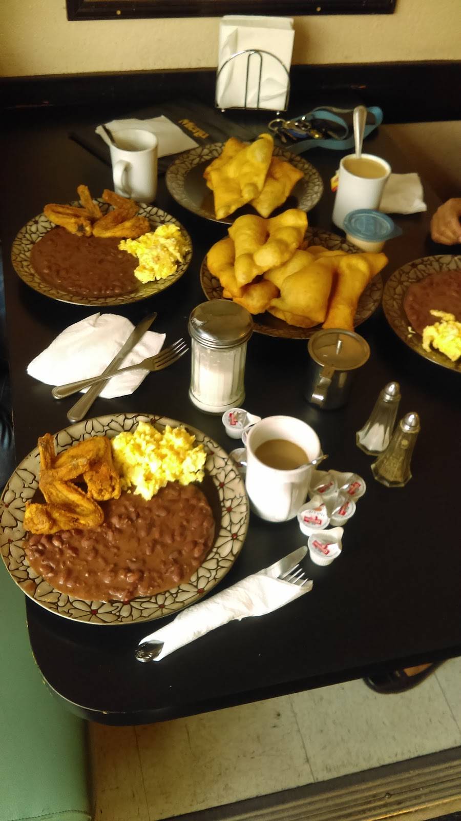 Traceys | restaurant | 3810 S Western Ave, Los Angeles, CA 90062, USA | 3237352166 OR +1 323-735-2166