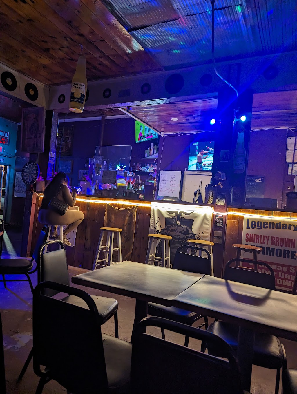 Delta Blues Alley Cafe | night club | 352 Delta Ave, Clarksdale, MS 38614, USA | 6626212221 OR +1 662-621-2221