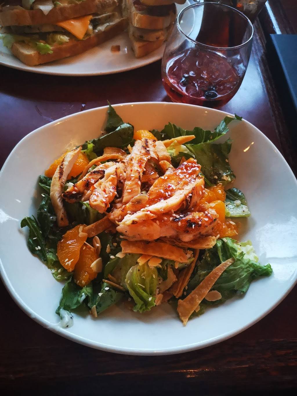 St. Louis Bar & Grill | restaurant | 1911 Lansdowne St W, Peterborough, ON K9K 0C9, Canada | 7057401135 OR +1 705-740-1135