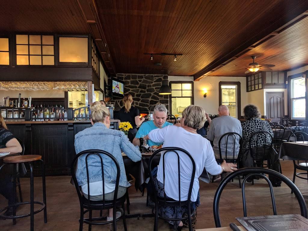 Le Bistro | restaurant | 570 Rue Notre Dame, Montebello, QC J0V 1L0, Canada | 8194236900 OR +1 819-423-6900