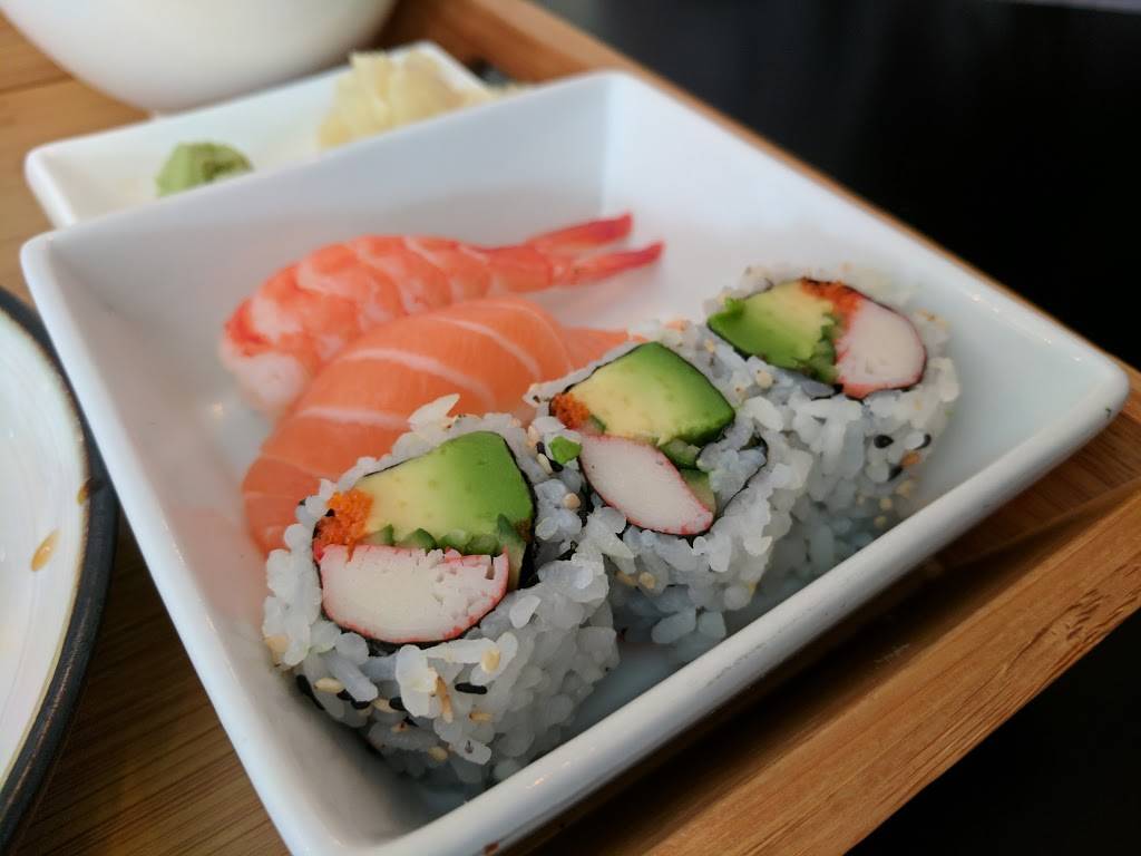 Rollian Sushi | restaurant | 660 Eglinton Ave E, East York, ON M4G 2K2, Canada | 4164894303 OR +1 416-489-4303