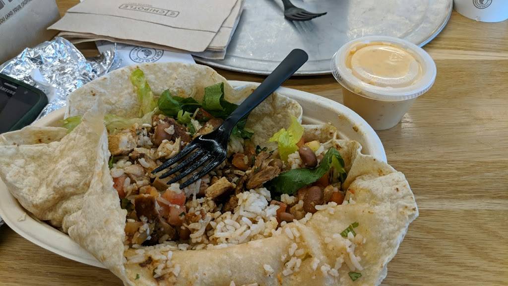 Chipotle Mexican Grill | restaurant | 135 Bluebell Dr SW, New Philadelphia, OH 44663, USA | 3303089375 OR +1 330-308-9375