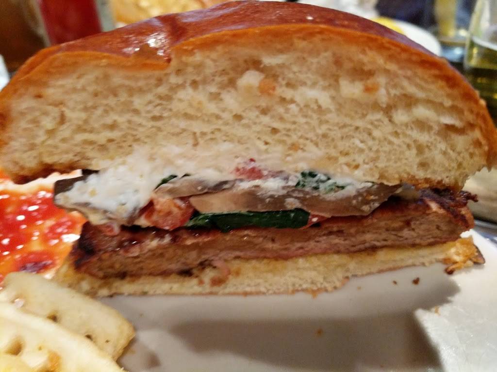 The Slinger House Pub & Grille | restaurant | 100 W Washington St, Slinger, WI 53086, USA | 2626448518 OR +1 262-644-8518