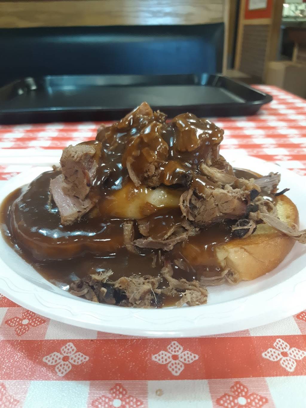 Hog Wild Pit Bar-B-Q | restaurant | 1905 W Broadway, Council Bluffs, IA 51501, USA | 7122565421 OR +1 712-256-5421