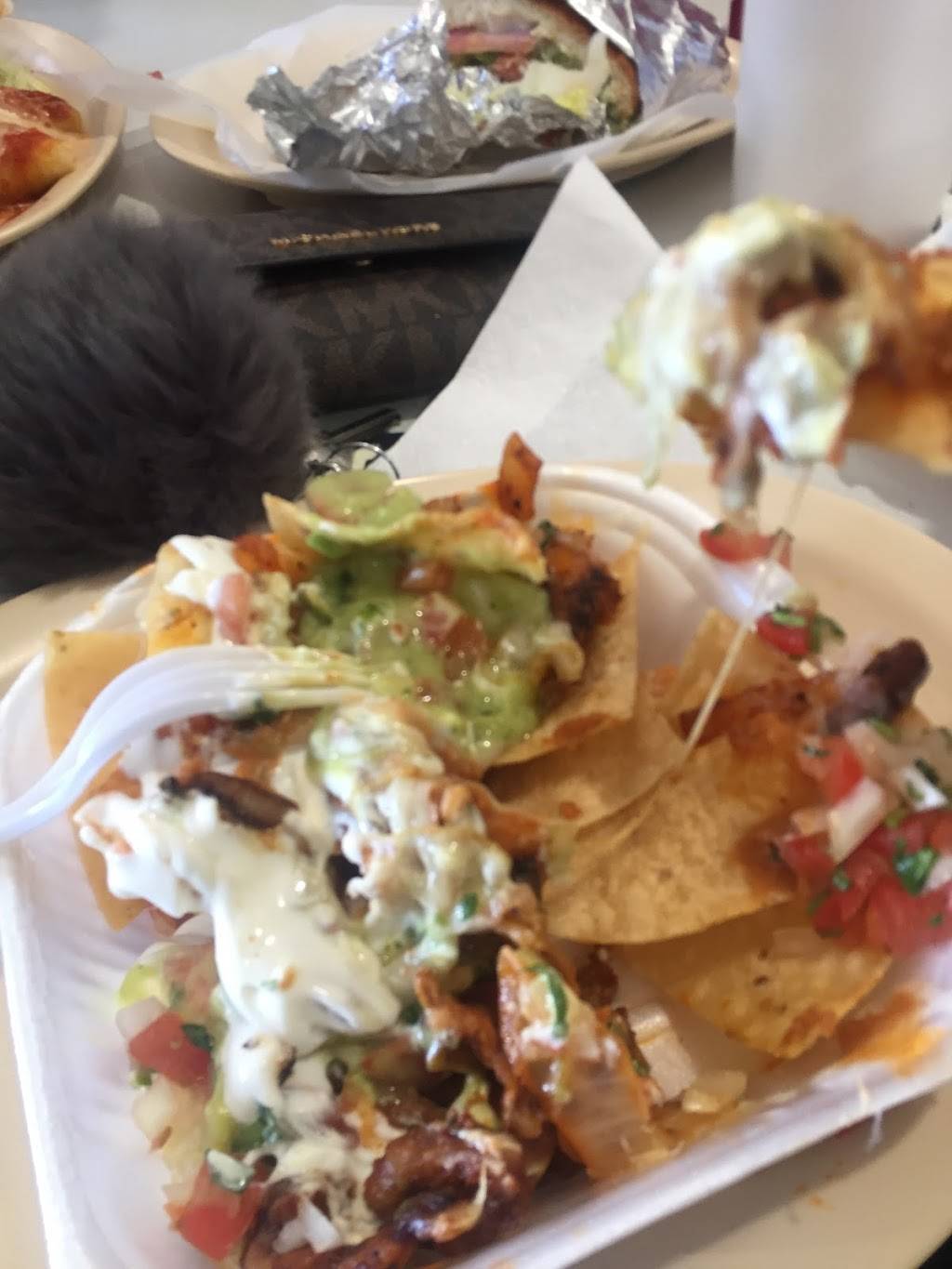 Taqueria 3 Gallos | restaurant | 250 White Ln, Bakersfield, CA 93307, USA | 6617353959 OR +1 661-735-3959