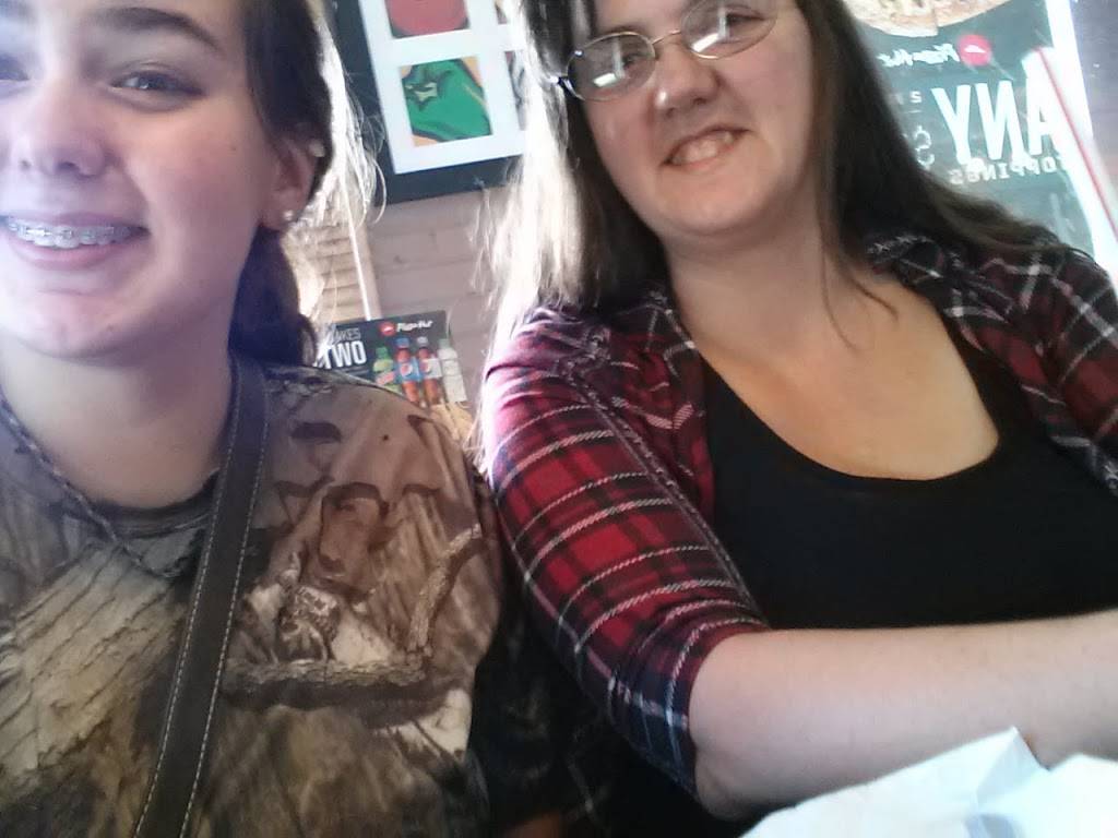 Pizza Hut | meal takeaway | 639 W Main St, Benton, IL 62812, USA | 6184396359 OR +1 618-439-6359