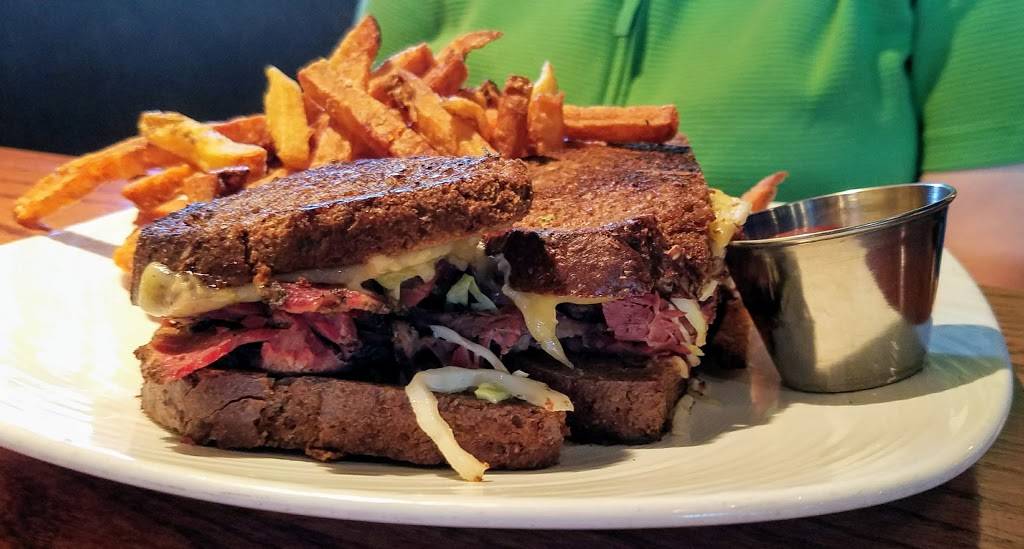 Leesburg Public House | restaurant | 962 Edwards Ferry Rd NE, Leesburg, VA 20176, USA | 7037776333 OR +1 703-777-6333