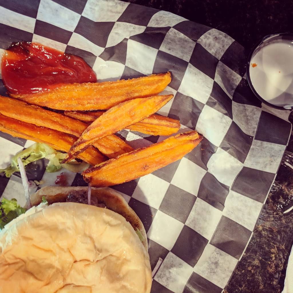 Mug Shots Burgers and Brews | restaurant | 4633 Lake Michigan Dr, Allendale, MI 49401, USA | 6168952337 OR +1 616-895-2337