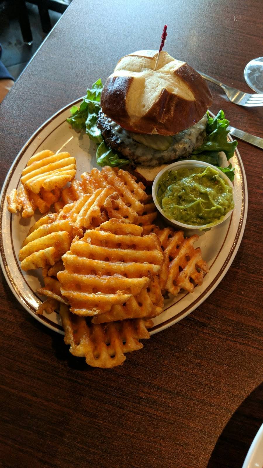 Braskys Bar & Grill | restaurant | 9901 N Knoxville Ave, Peoria, IL 61615, USA | 3092408422 OR +1 309-240-8422