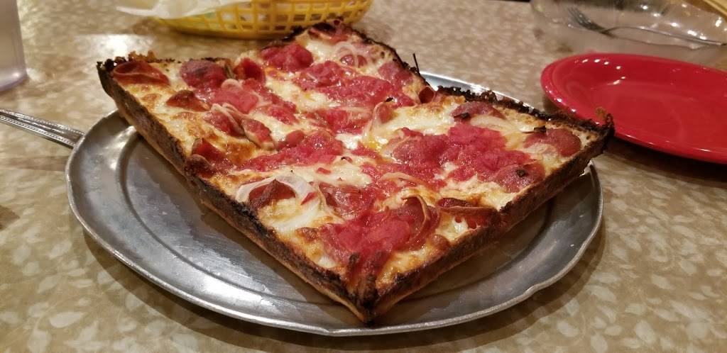 Cloverleaf Bar & Restaurant | restaurant | 24443 Gratiot Ave, Eastpointe, MI 48021, USA | 5867775391 OR +1 586-777-5391