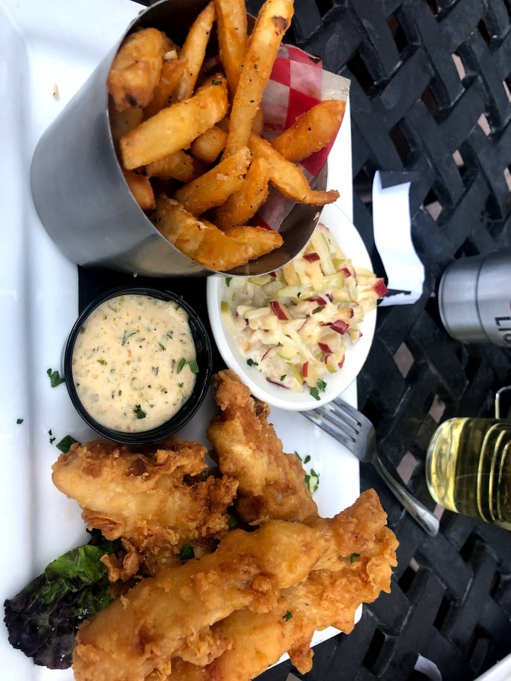 Winstons Pub & Grill | restaurant | 8101 E Belleview Ave, Denver, CO 80237, USA | 3035772790 OR +1 303-577-2790