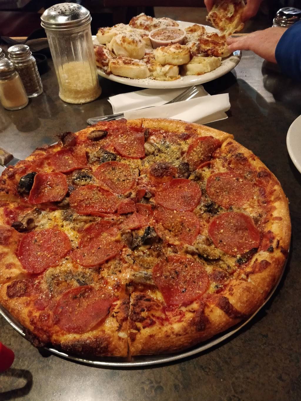 Mezza Luna Pizzeria | restaurant | 2776 Shadowview, Eugene, OR 97408, USA | 5417432999 OR +1 541-743-2999