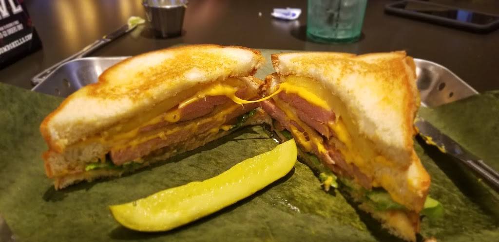 Bombshells | restaurant | 13732 East Fwy, Houston, TX 77015, USA | 8328316434 OR +1 832-831-6434