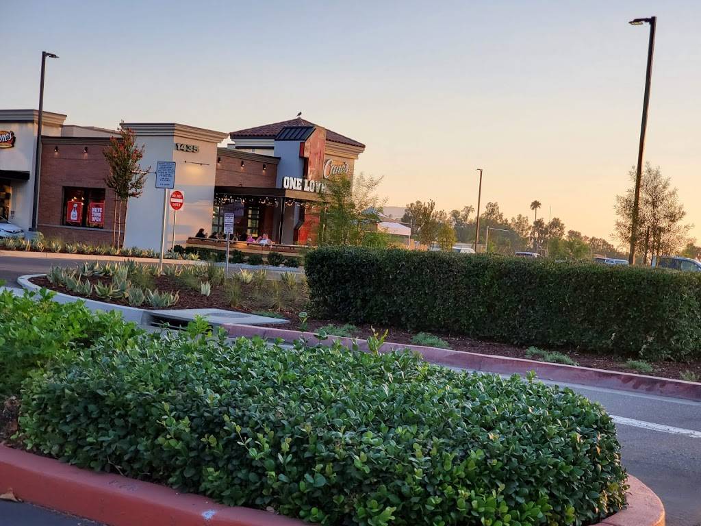 Raising Canes Chicken Fingers | meal takeaway | 1435 W Lugonia Ave, Redlands, CA 92374, USA | 9097487239 OR +1 909-748-7239