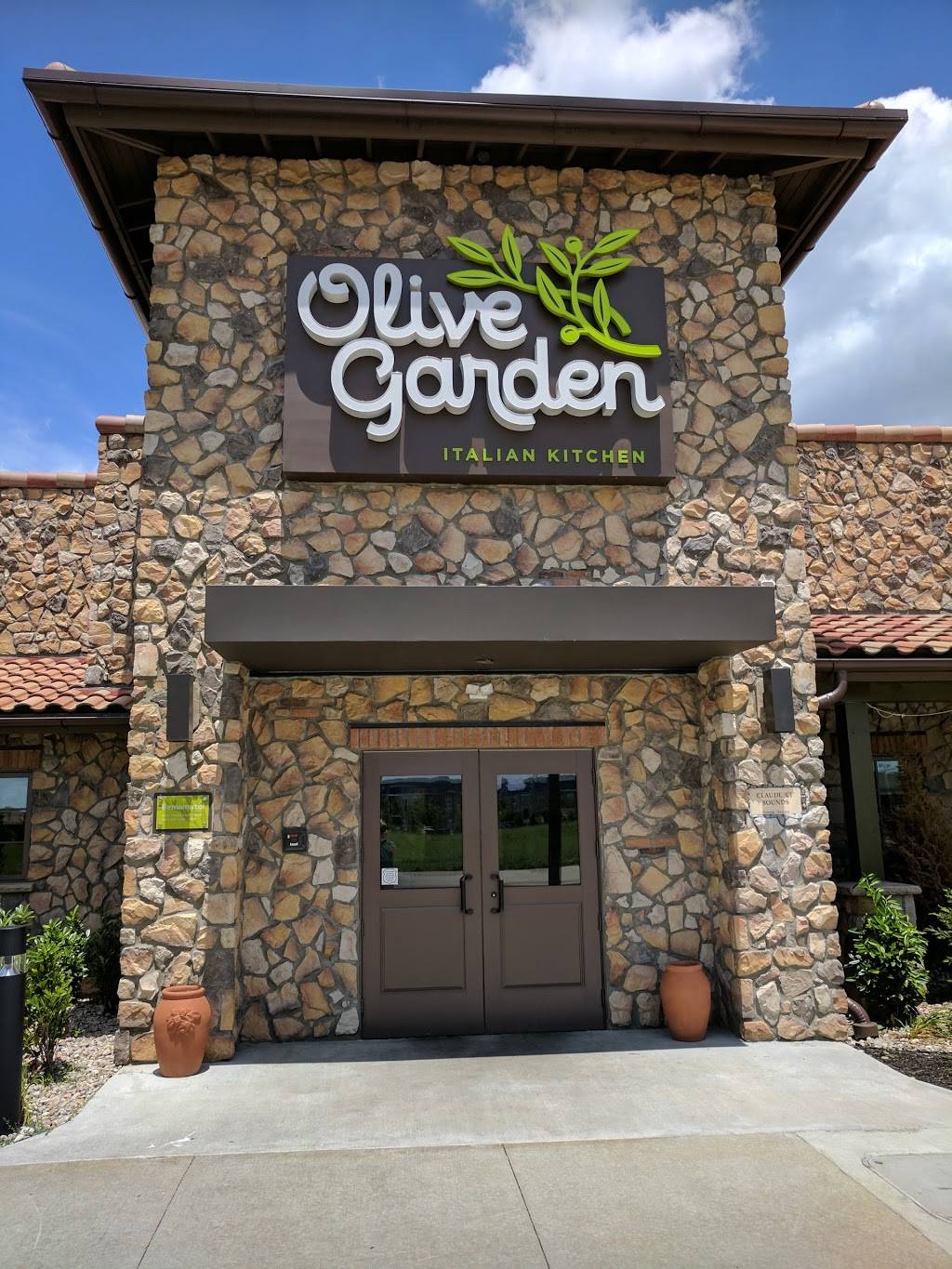 Olive Garden Italian Restaurant | meal takeaway | 3290 Vandercar Way, Cincinnati, OH 45209, USA | 5133511573 OR +1 513-351-1573