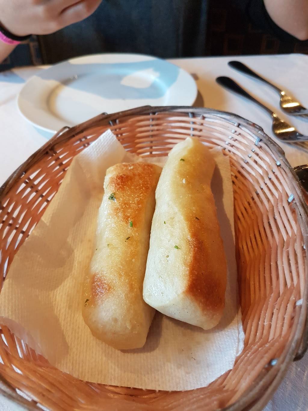 Robertos | restaurant | 2622 Yonge St, Toronto, ON M4P 2J4, Canada | 4164892153 OR +1 416-489-2153