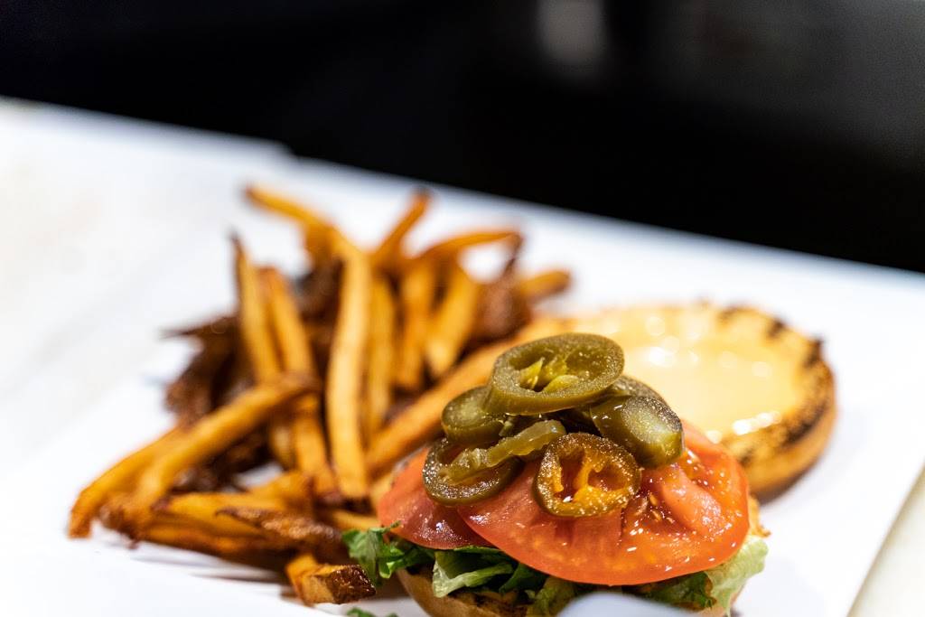 Legends Grille | restaurant | 460 Rt. 33 East, East Windsor, NJ 08520, USA | 6094435565 OR +1 609-443-5565