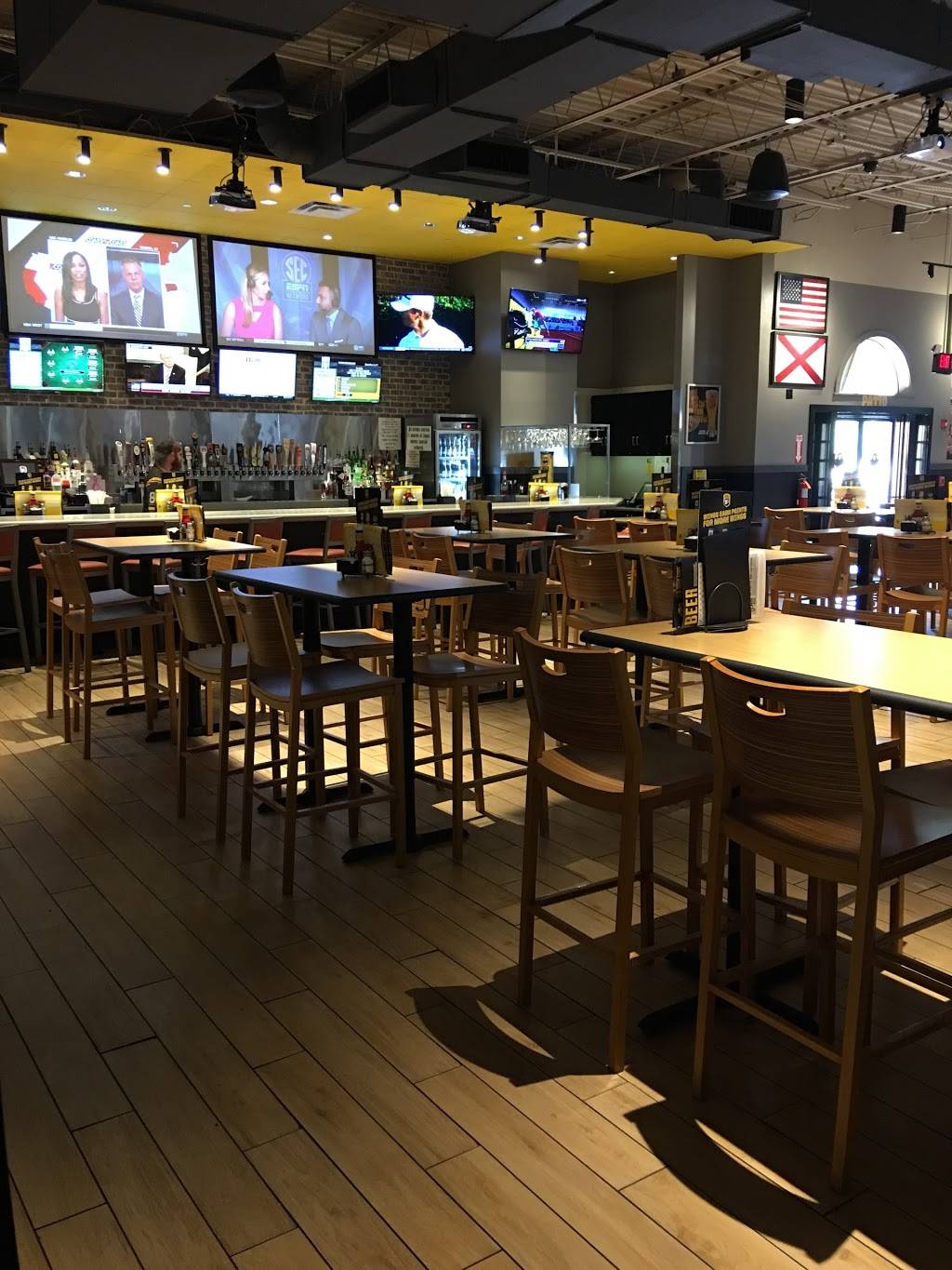 Buffalo Wild Wings | meal takeaway | 2710 McFarland Blvd E, Tuscaloosa, AL 35405, USA | 2055230273 OR +1 205-523-0273