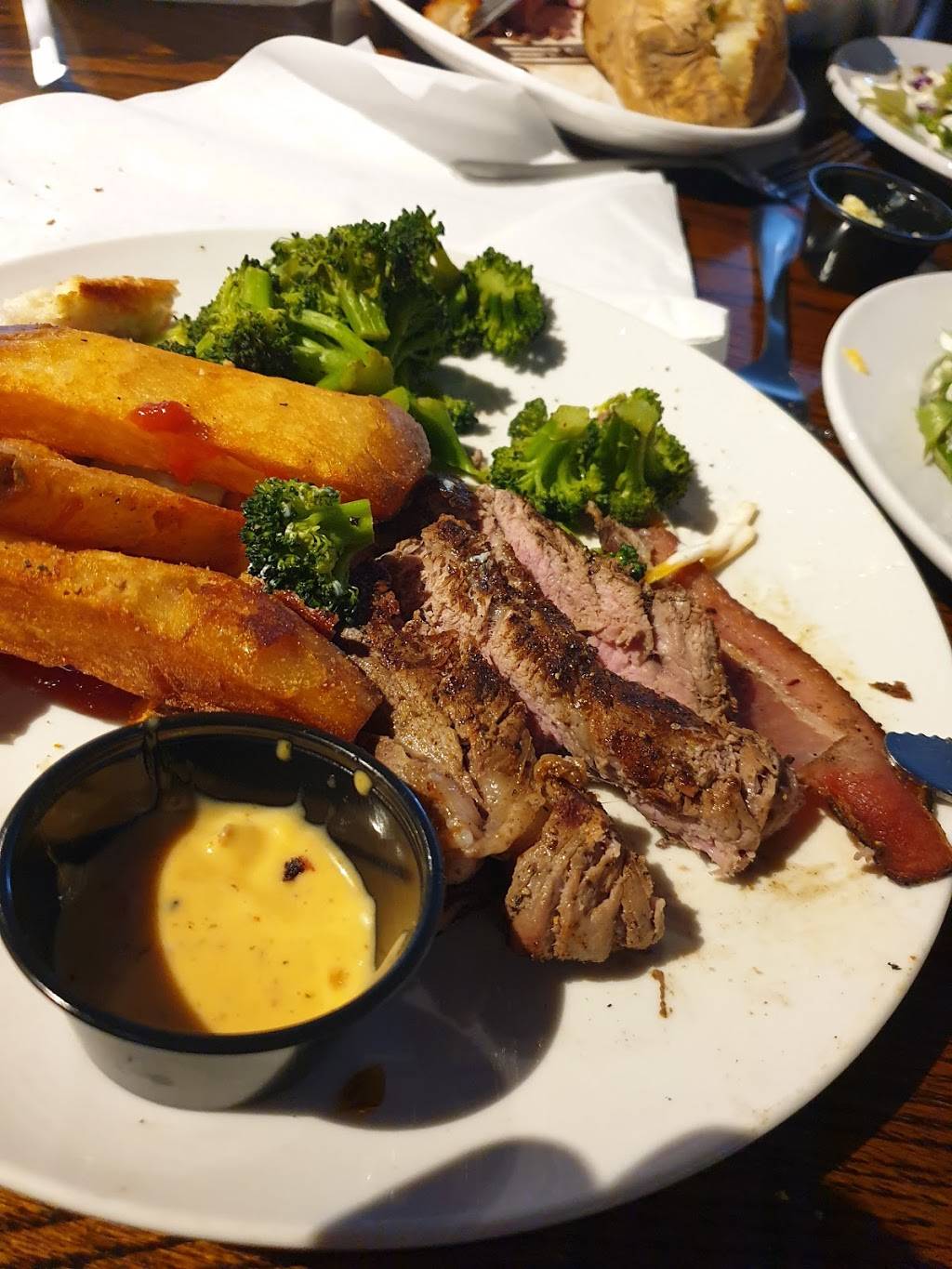 Ribeyes Steakhouse | restaurant | 100 Westover Rd, Clinton, NC 28328, USA | 9105902550 OR +1 910-590-2550