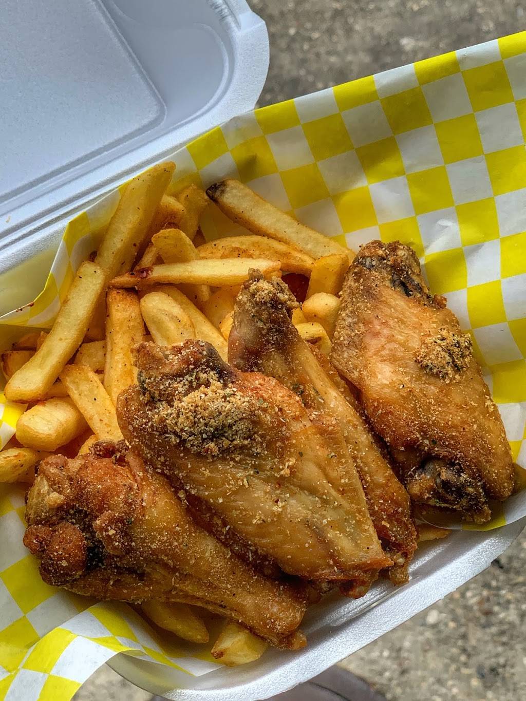 Daves Wingz N Thingz | restaurant | 2407 Paris Rd Suite A, Chalmette, LA 70043, USA | 5043814274 OR +1 504-381-4274