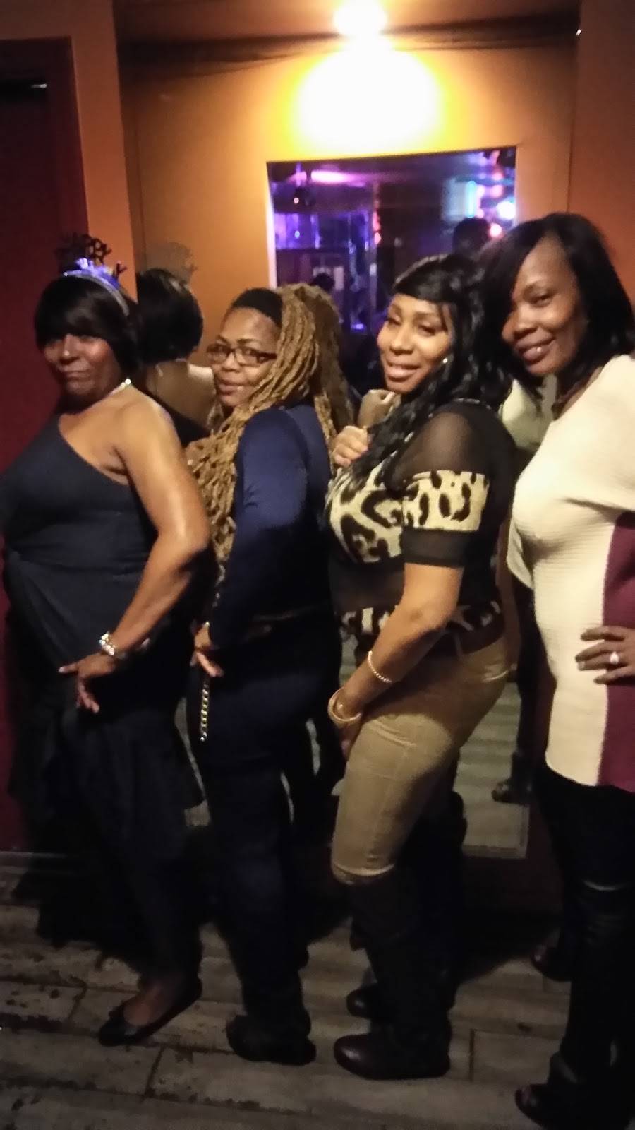 Red Apple BBQ & Lounge | restaurant | 2112 St Clair Ave, East St Louis, IL 62203, USA | 6188572203 OR +1 618-857-2203