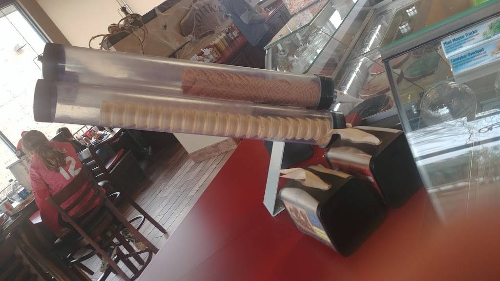 Tommys Red Hots | restaurant | 875 E Terra Cotta Ave, Crystal Lake, IL 60014, USA | 8158936537 OR +1 815-893-6537