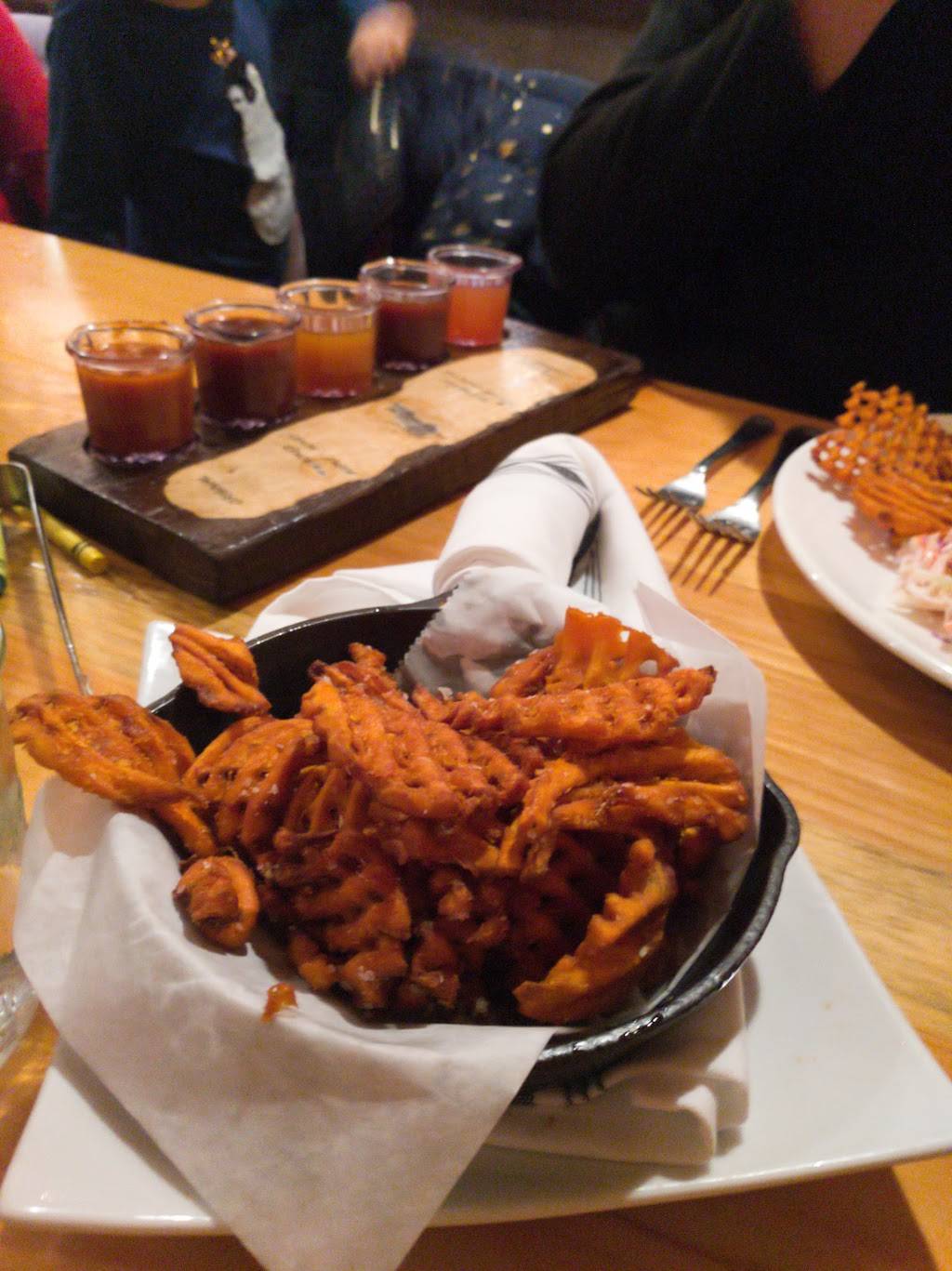 The Cue Restaurant and Catering | restaurant | 2 Pembroke Rd, Danbury, CT 06811, USA | 2032074669 OR +1 203-207-4669