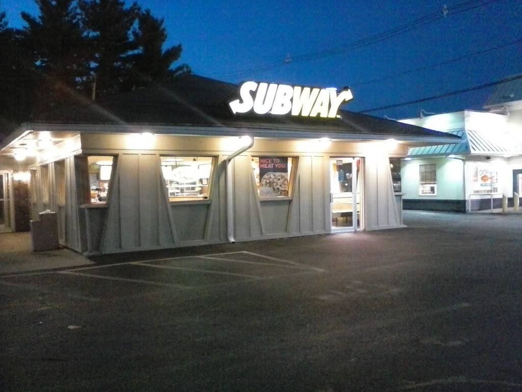 Subway | restaurant | 605 Carlyle Ave, Belleville, IL 62221, USA | 6182772200 OR +1 618-277-2200
