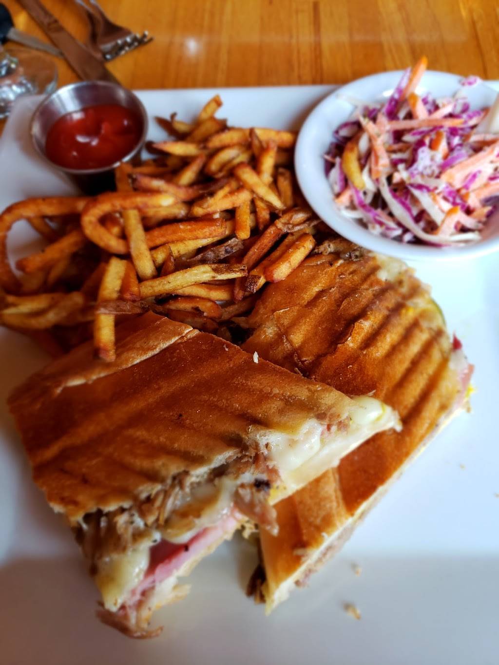 Crave | restaurant | 102 Main St, Ansonia, CT 06401, USA | 2037353300 OR +1 203-735-3300