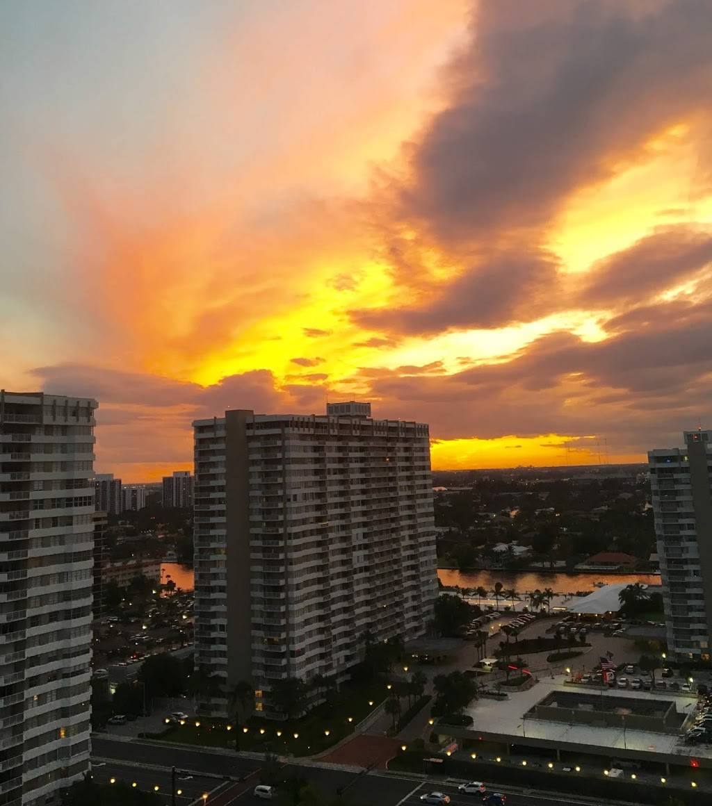 Ocean Breeze Lounge & Restaurant | restaurant | 1960 S Ocean Dr, Hallandale Beach, FL 33009, USA | 9543627096 OR +1 954-362-7096