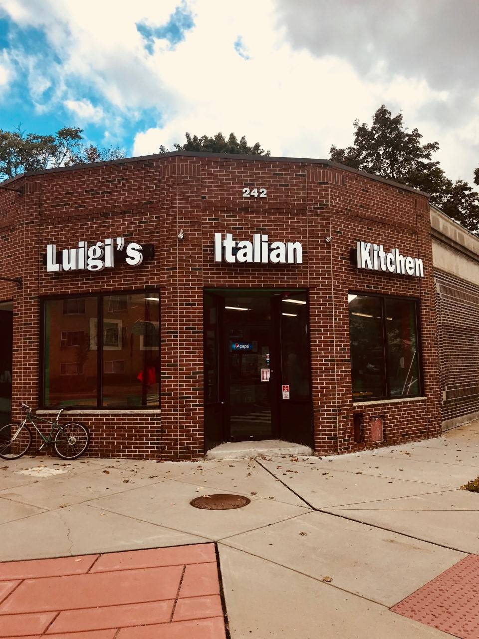 Luigis Italian Kitchen | restaurant | 242 Massachusetts Ave, Arlington, MA 02474, USA | 7817771719 OR +1 781-777-1719