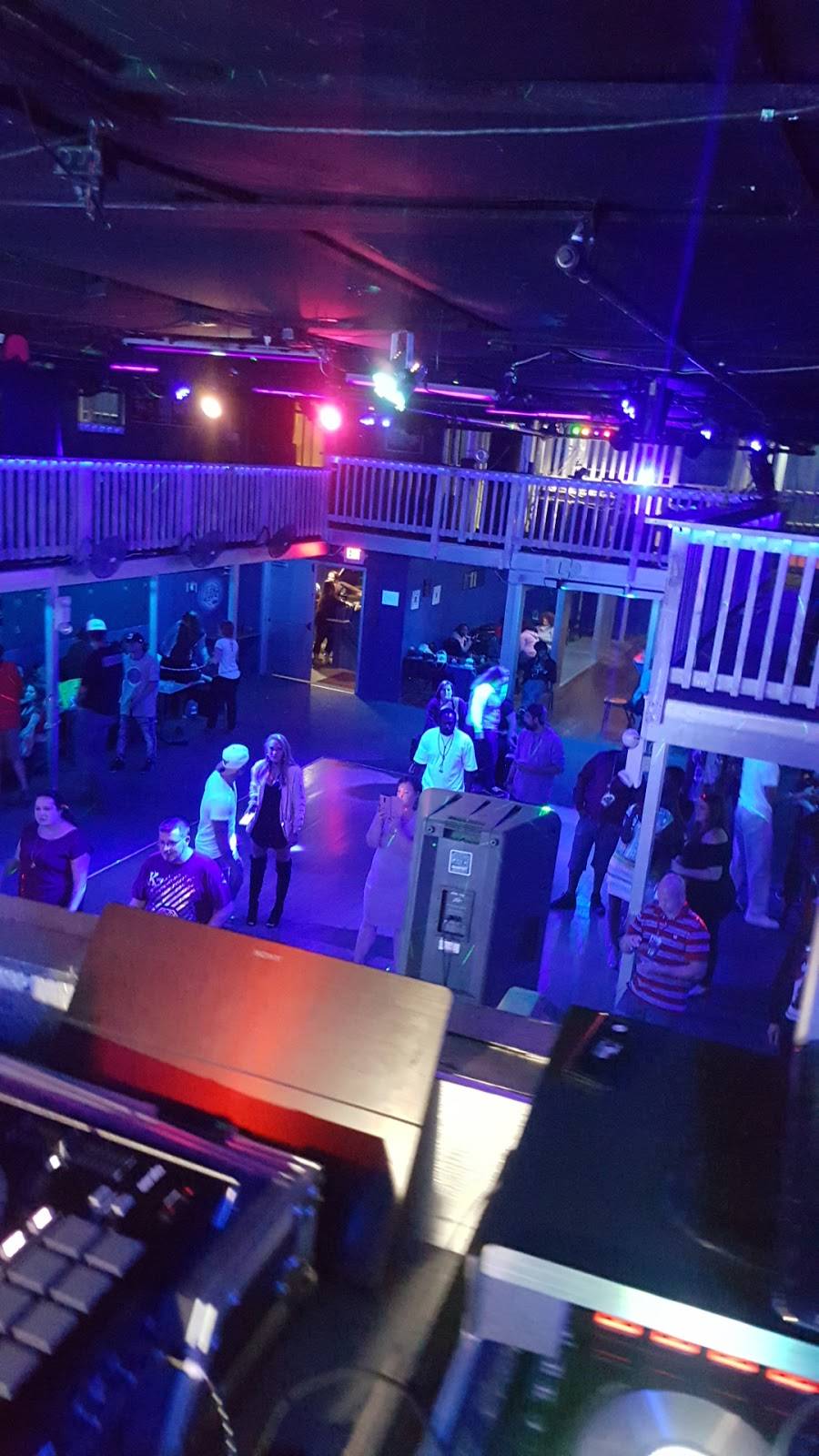 Cloud 9 Bar and Grille | night club | 225 Ocean Blvd, Hampton, NH 03842, USA | 6039260099 OR +1 603-926-0099