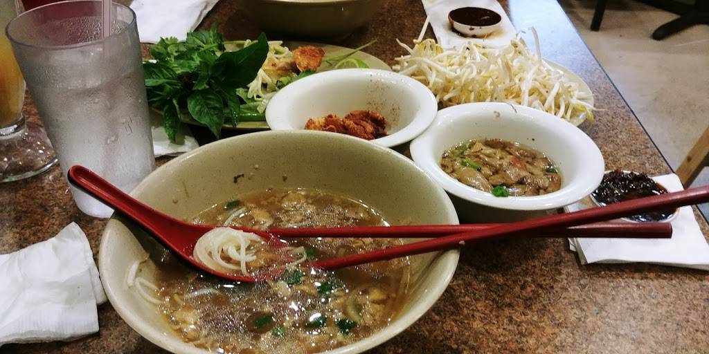 Pho Bình By Night | restaurant | 12148 Bellaire Blvd #101, Houston, TX 77072, USA | 8323512464 OR +1 832-351-2464