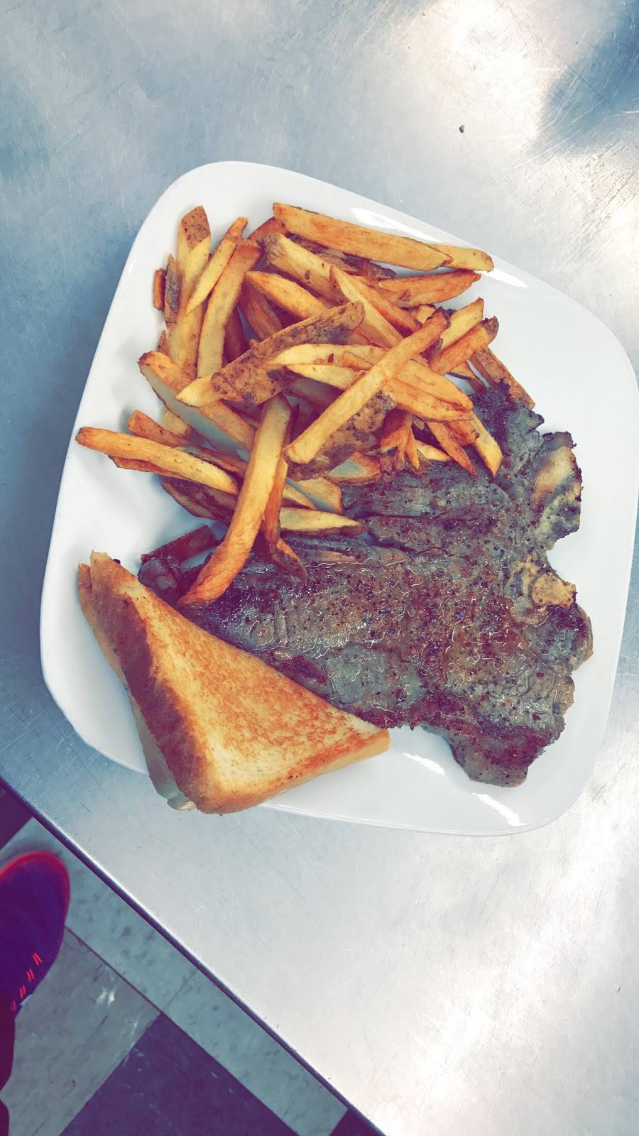 Gracie Bs | restaurant | 218 W Hill St, Thomson, GA 30824, USA | 7069628308 OR +1 706-962-8308