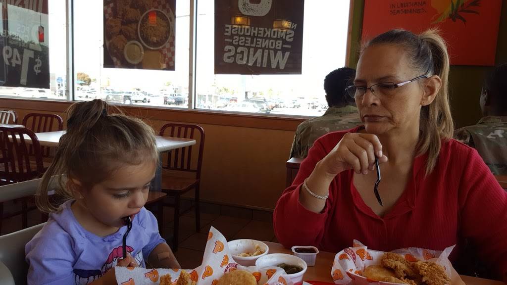 Popeyes Louisiana Kitchen | restaurant | 10430 Montwood Dr, El Paso, TX 79935, USA | 9155936226 OR +1 915-593-6226