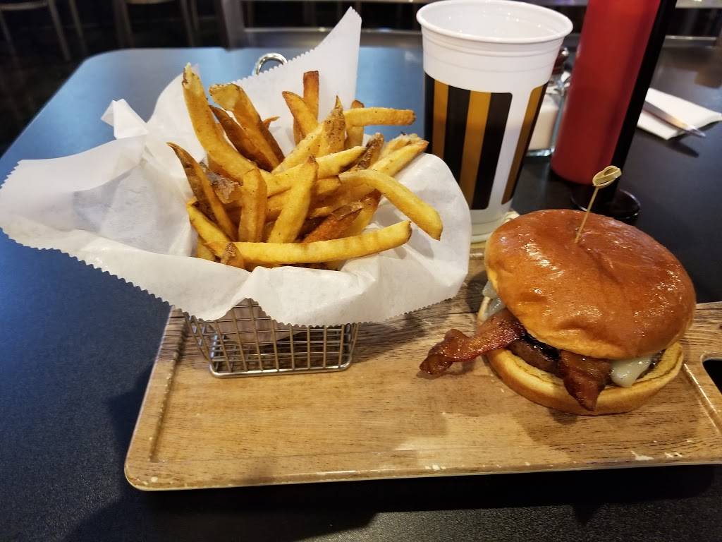 Flamme Burger | restaurant | 6850 Whitestown Pkwy, Zionsville, IN 46077, USA | 3174361335 OR +1 317-436-1335