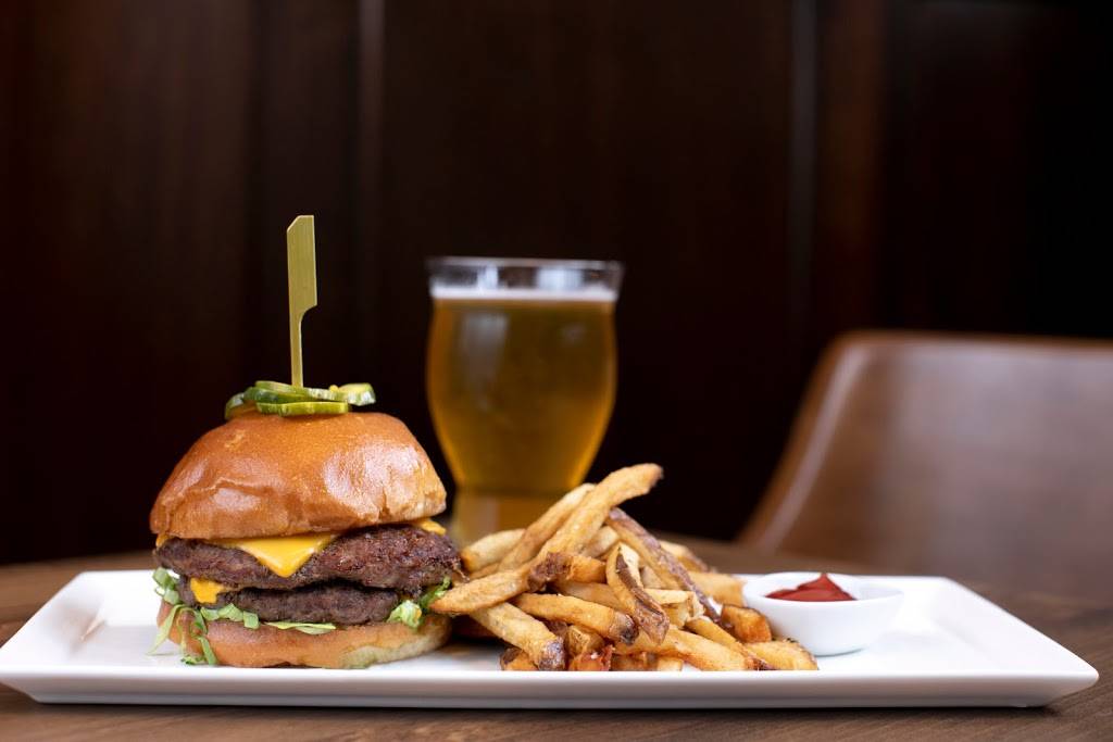 The Players Pub | restaurant | 12 Kiawah Beach Dr, Kiawah Island, SC 29455, USA | 8437682771 OR +1 843-768-2771