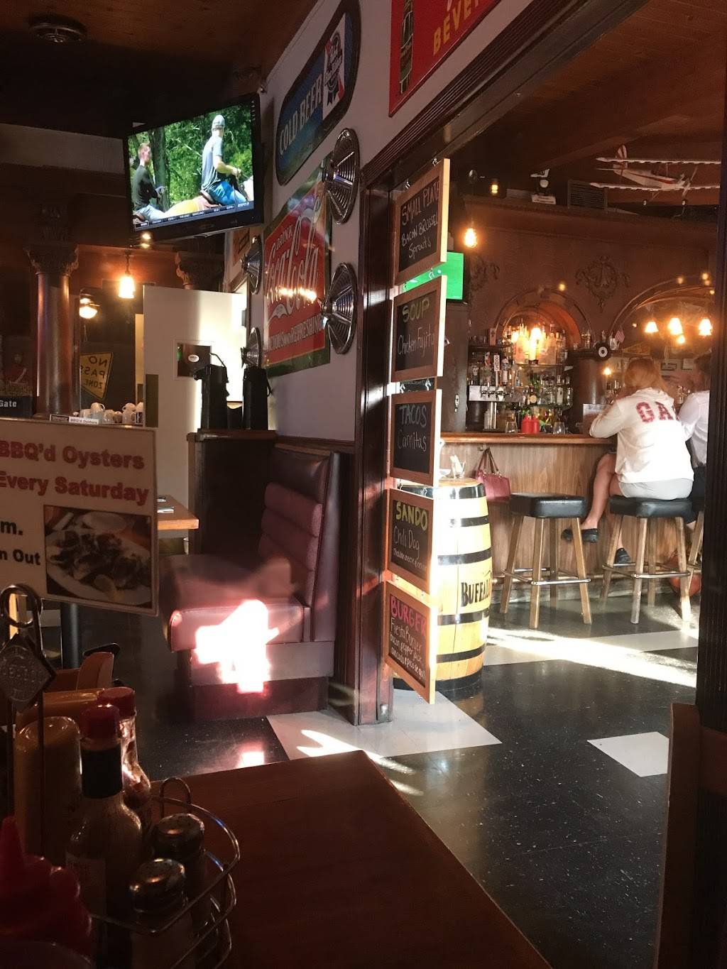 Traxx Bar & Grill | restaurant | 219 Lakeville St, Petaluma, CA 94952, USA | 7077813121 OR +1 707-781-3121