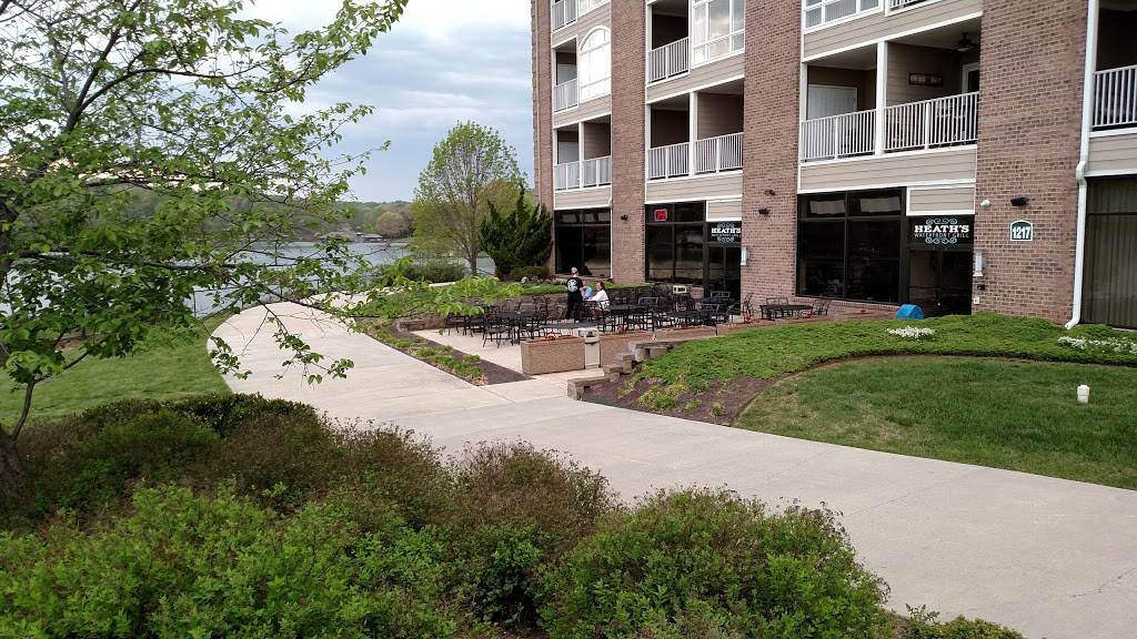 Heaths Waterfront Grill | restaurant | 1217 Graves Harbor Trail, Huddleston, VA 24104, USA | 5406320163 OR +1 540-632-0163