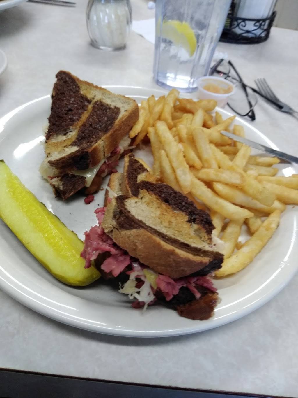 Annies Country Kitchen | restaurant | 140 Main St, Sturbridge, MA 01566, USA | 5083472320 OR +1 508-347-2320