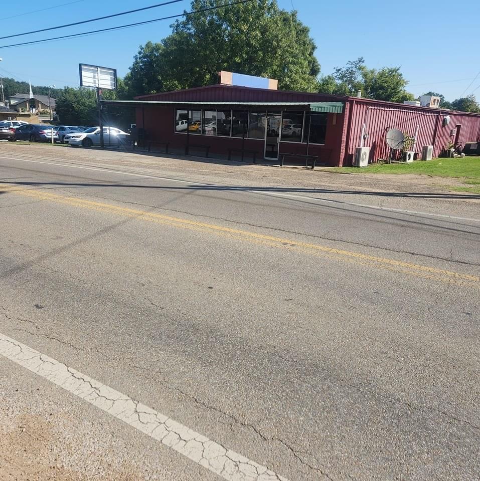 Selina’s Bar & Grill | restaurant | 688 N Jackson St, Houston, MS 38851, USA | 6625675411 OR +1 662-567-5411