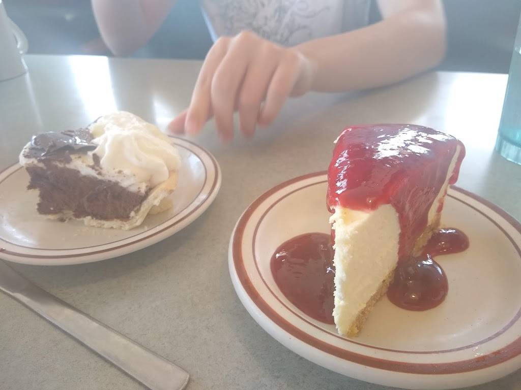 Family Table Restaurant | restaurant | 829 S Grand Ave, Spencer, IA 51301, USA | 7122624464 OR +1 712-262-4464