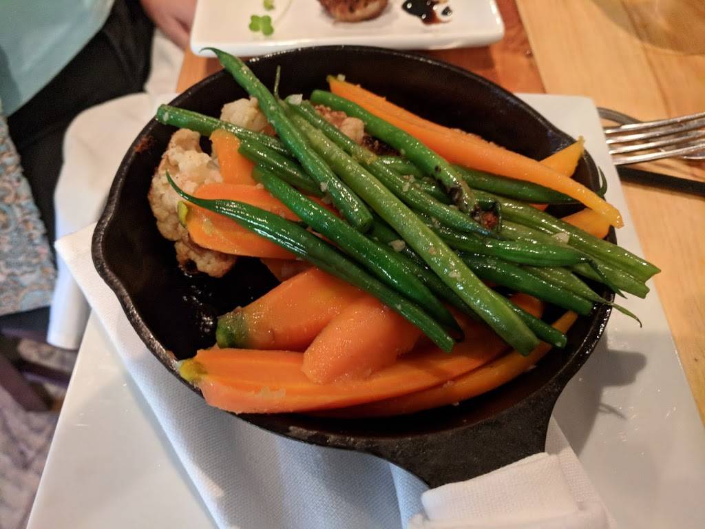 The Cue Restaurant and Catering | restaurant | 2 Pembroke Rd, Danbury, CT 06811, USA | 2032074669 OR +1 203-207-4669