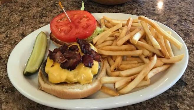 Geronimos Grill Tavares | restaurant | 359 E Burleigh Blvd, Tavares, FL 32778, USA | 3527427432 OR +1 352-742-7432