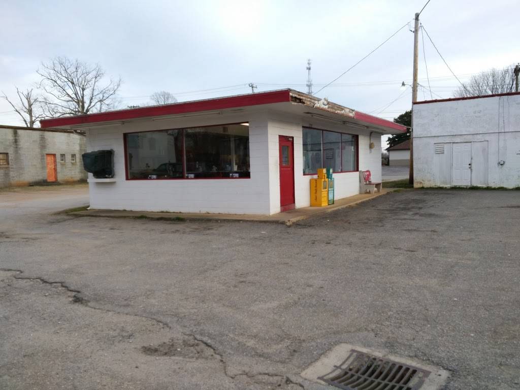 Dicks Cafe | restaurant | 2207 N Main Ave, Newton, NC 28658, USA | 8284647920 OR +1 828-464-7920