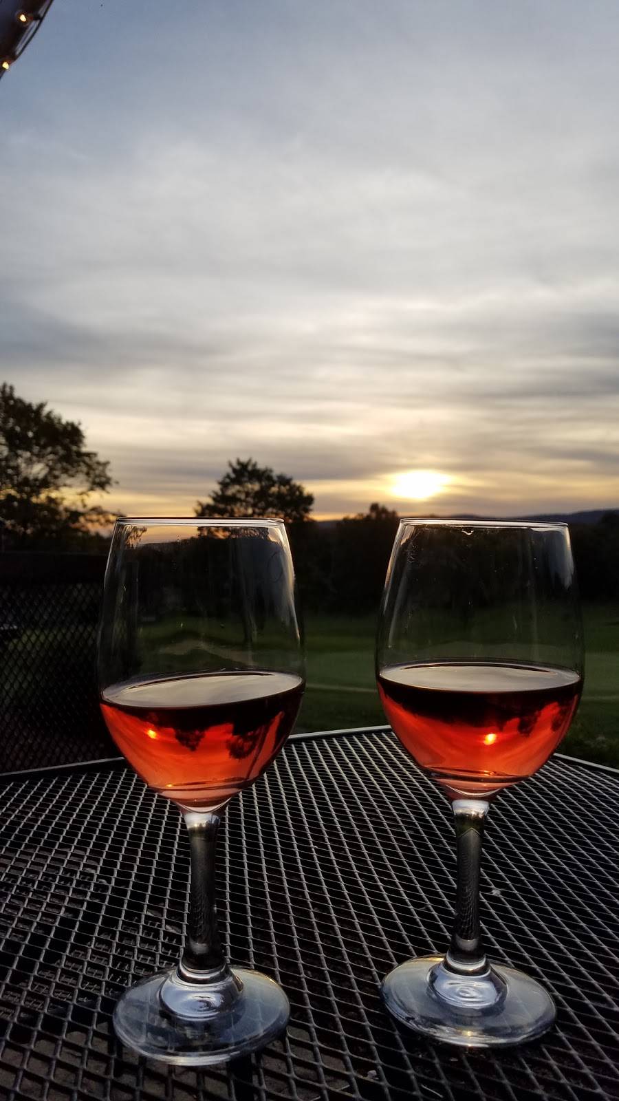 The Sunset Tavern | restaurant | 341 N Main St, Suffield, CT 06078, USA | 8606687773 OR +1 860-668-7773